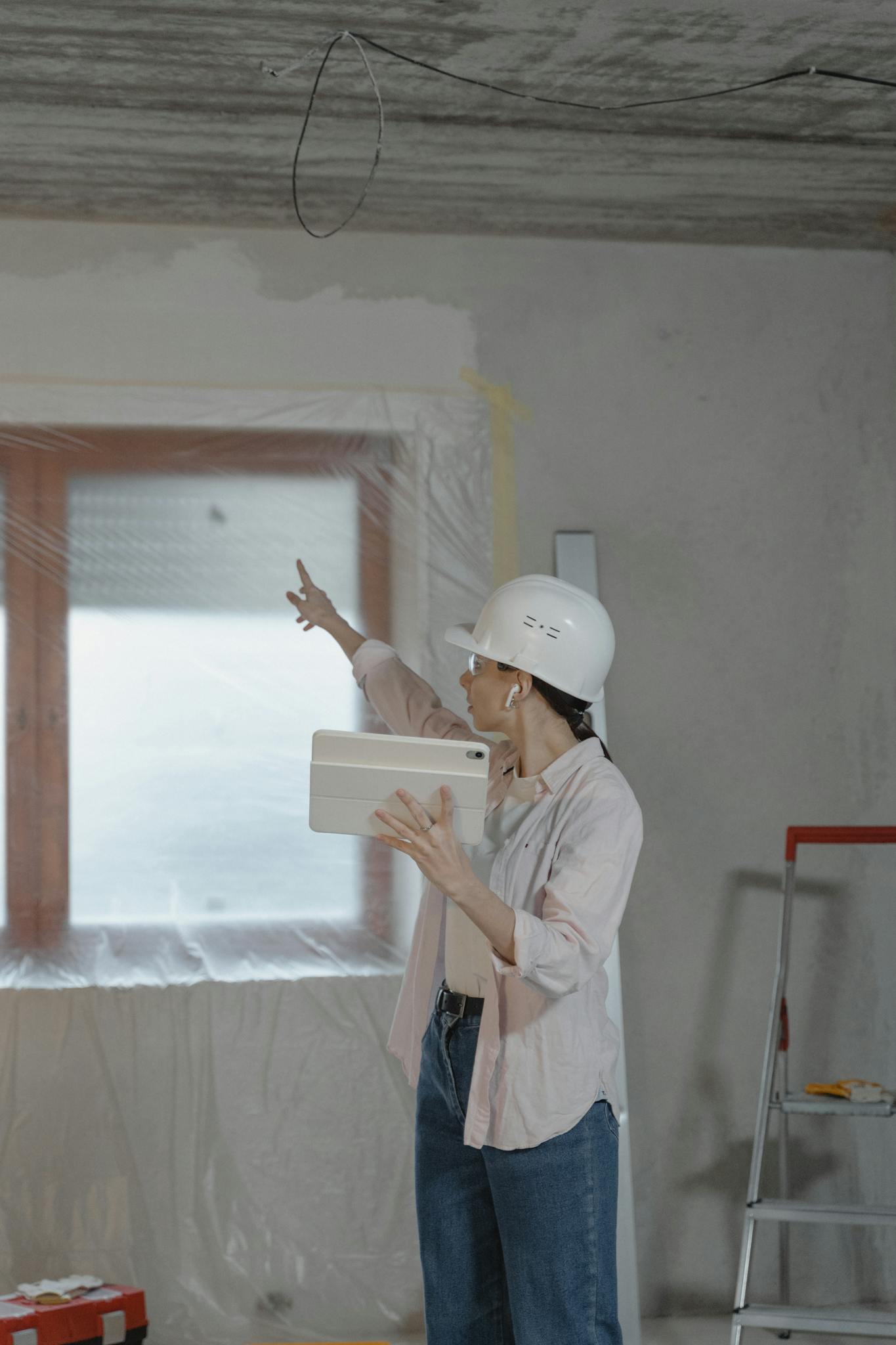 Artisans réalisant les travaux et inspection du courtier en travaux